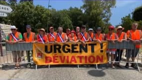 Des élus de Pierrefeu-du-Var se sont réunis, ce mardi 16 juillet, pour créer un barrage afin d’empêcher les poids lourds de traverser leur commune. 