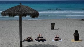 Des touristes prennent un bain de soleil sur la plage de Varadero, dans la province de Matanzas, à Cuba, le 5 avril 2024.