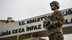 Soldat turc en faction devant la prison Adalet dans la région d'Izmir, en Turquie