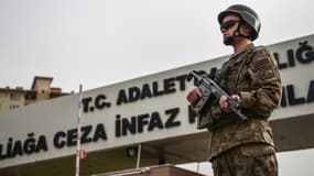 Soldat turc en faction devant la prison Adalet dans la région d'Izmir, en Turquie