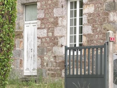 Le portail du domicile de la jeune Lucie enlevée à Dompierre (Orne) dans la nuit de mercredi à jeudi 25 septembre