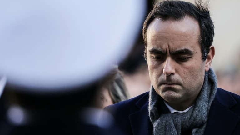 Sébastien Lecornu, alors ministre des Armées, lors d'une cérémonie dans la cour d'honneur des Invalides, le 7 janvier 2025 à Paris 