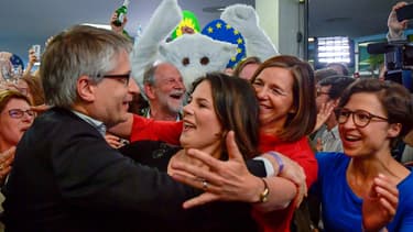 La tête de liste des Verts Sven Giegold lors de la révélation des sondages réalisés pour les télévisons publiques.