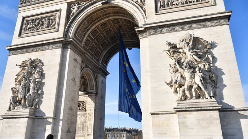 Le drapeau européen a été installé le 31 décembre 2021 sous l'Arc de Triomphe à la place du drapeau français en hommage à la présidence française de l'UE à partir du 1er janvier 2022 et pour 6 mois.