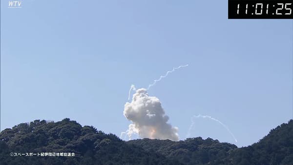 Cette image prise par AFPTV via une séquence en ligne diffusée par Wakayama Telecasting Corp. (WTV) le 13 mars 2024 montre de la fumée s'élevant après l'explosion d'une petite fusée de la startup Space One basée à Tokyo au moment du décollage, sur le site du Spaceport Kii à Kushimoto.
