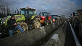 Des tracteurs bloquent l'A7 dans les deux sens depuis 4h du matin ce mardi 23 janvier.