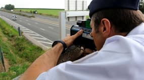 Un gendarme effectuant un contrôle de vitesse sur l'autoroute (photo d'illustration).
