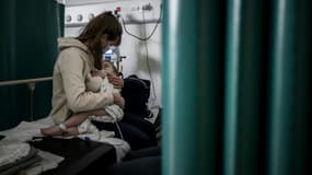 Une mère et son enfant attendent dans un box des urgences pédiatriques de l'hôpital Pellegrin de Bordeaux, le 3 novembre 2022 en Gironde (photo d'illustration)