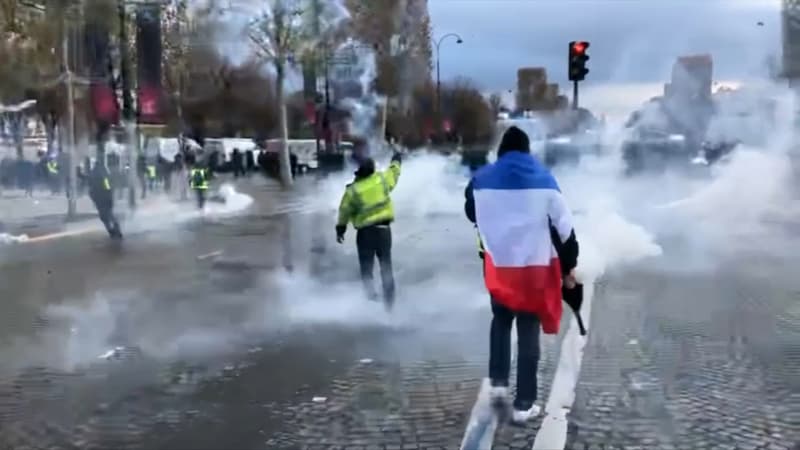 Les gilets jaunes tentent de rejoindre la Place de la Concorde