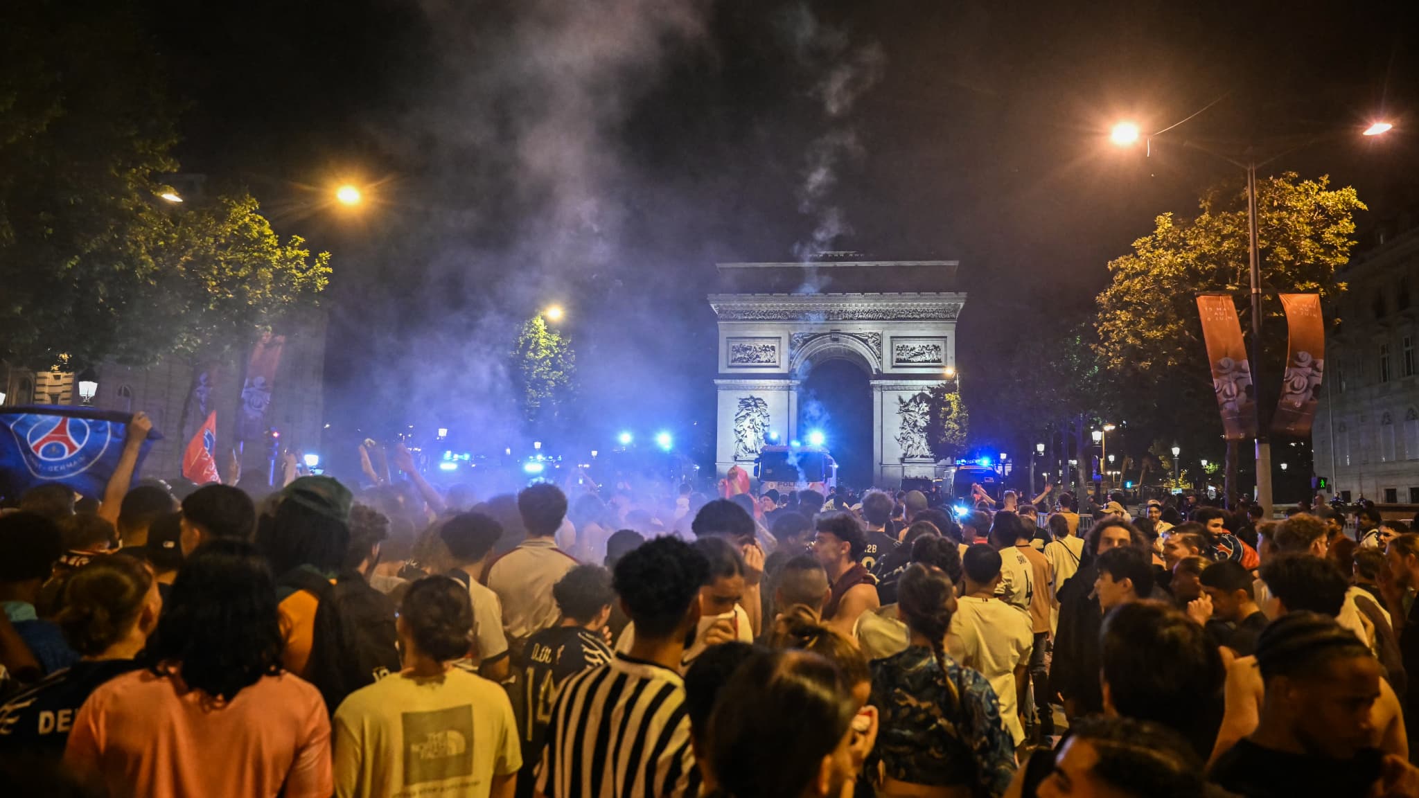 Des supporters célèbrent la victoire du PSG sur l'avenue des Champs-Élysées à Paris, le 31 mai 2025.