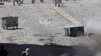 Partisans (en haut) et adversaires du gouvernement yéménite se sont affrontés jeudi à Sanaa. Arborant des poignards et des gourdins, des partisans du président Ali Abdallah Saleh ont attaqué des jeunes opposants qui entendaient manifester, pour la septièm