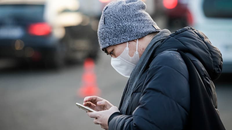 Une personne porte un masque Porte Maillot, à Paris, le 23 janvier 2017. (Photo d'illustration)