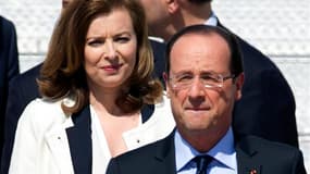 François Hollande, accompagné de sa compagne Valérie Trierweiler, à leur arrivée sur le sol américain. Le président français bénéficie d'un capital de confiance positif, même si l'on ne peut pas parler d'état de grâce, avec 54% d'opinions positives contre