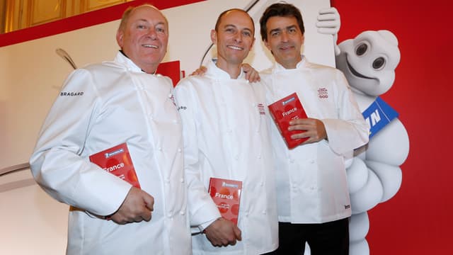 De gauche à droite: René et Maxime Meilleur pour La Bouitte, et Yannick Alléno, qui a repris le Pavillon Ledoyen, sont les nouveaux trois étoiles de cette édition 2015.