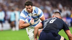 L'Argentin Julian Montoya contre l'Anglais Ben Earl au Mondial de rugby, septembre 2023