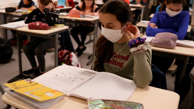 Des élèves dans leur classe au collège le 22 juin 2020 à Boulogne-Billancourt