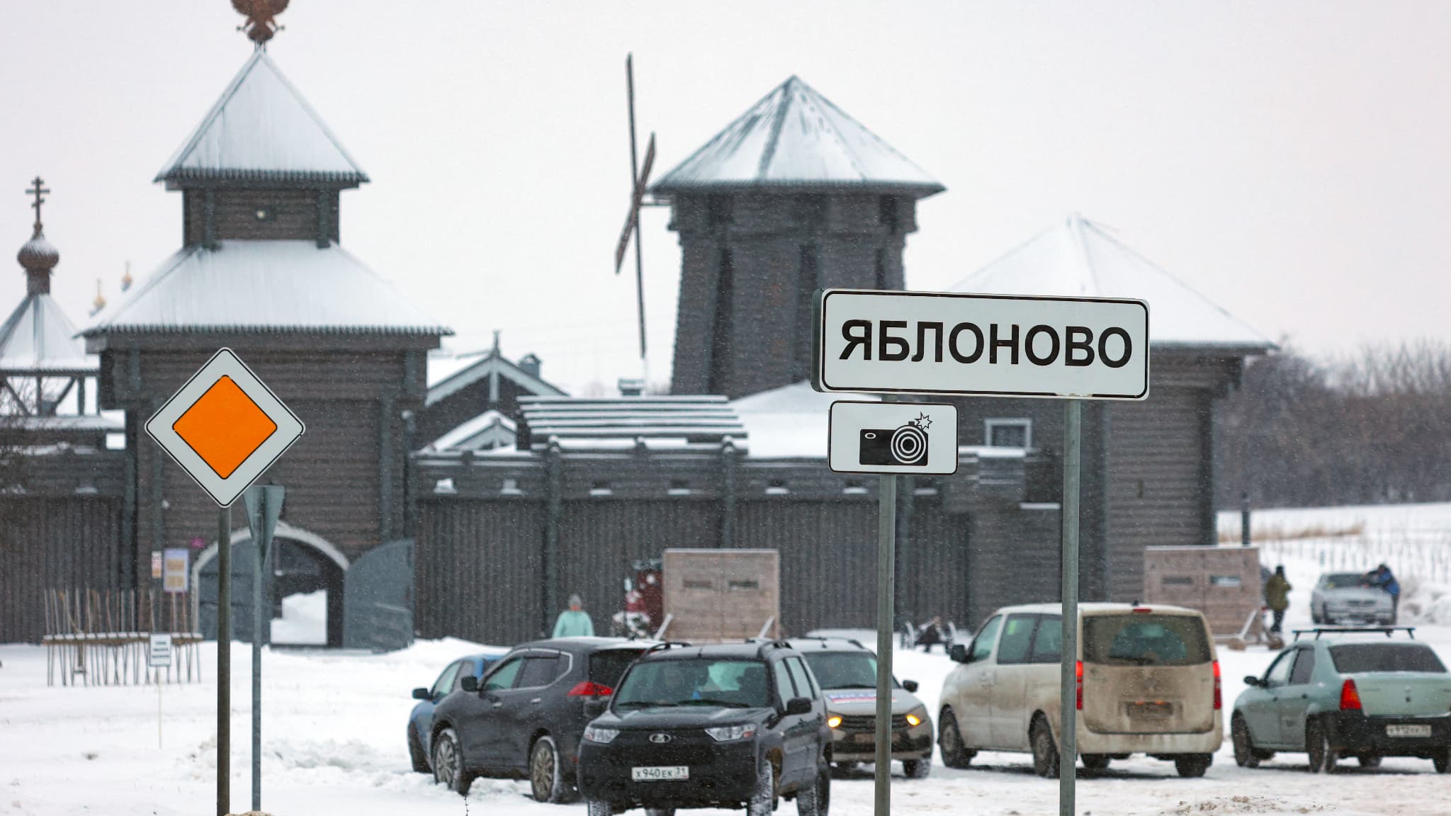 Un panneau de signalisation du village de Yablonovo, près du site de l'accident de l'avion de transport militaire russe IL-76 dans la région de Belgorod, le 24 janvier 2024.
