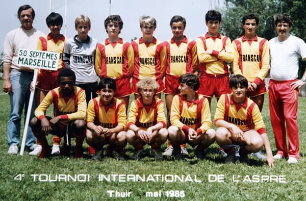 Zinédine Zidane à l'âge de 13 ans (troisième en haut en partant de la droite), avec le club de Septemes-les Vallons en mai 195