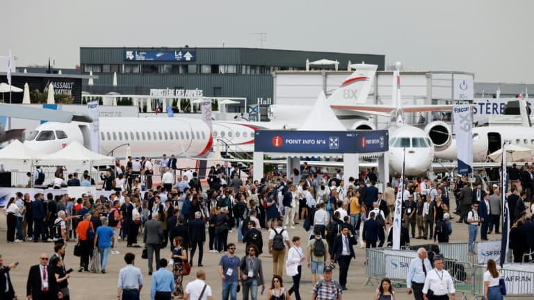 Des visiteurs du salon international de l'aéronautique et de l'espace du Bourget, le 19 juin 2023 près de Paris