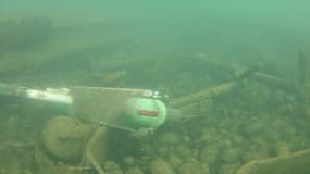 Une centaine de trottinettes a été repêchée dimanche dans le Rhône.