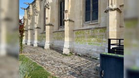 Des tags inscrits sur l'église de Caudebec-lès-Elbeuf (Seine-Maritime) dans la nuit du dimanche 11 au lundi 12 août 2024.