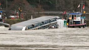 Un navire transportant 2.400 tonnes d'acide sulfurique a chaviré jeudi sur le Rhin, mais les autorités n'ont pas repéré de fuite. Le fleuve reste fermé à la navigation dans sa partie allemande. /Photo prise le 13 janvier 2011/REUTERS/Wolfgang Rattay