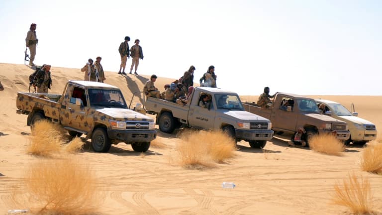 Des combattants progouvernmentaux yéménites le 14 janvier 2022 dans le secteur d'al-Jawba, dans le centre du Yémen, sur la ligne de front face aux rebelles Houthis