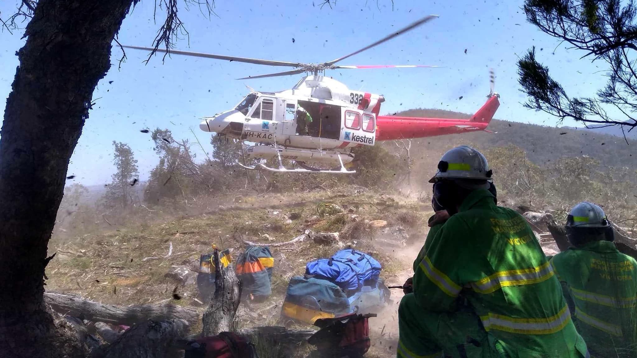 Cette image non datée reçue le 26 décembre 2024 du Centre de contrôle de l'État des services d'urgence de Victoria montre un hélicoptère en vol stationnaire dans le parc national des Grampians dans l'État de Victoria en Australie.