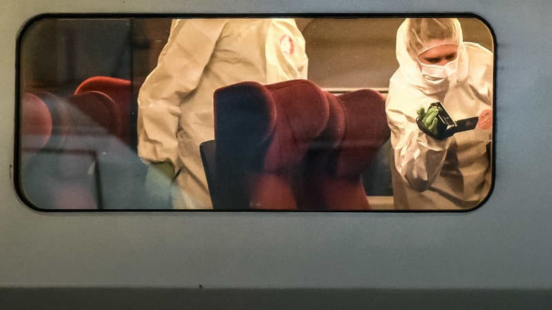 La police scientifique examine le wagon du Thalys en gare d'Arras, le 21 août 2015.