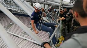 Un entraînement de la PGHM du haut de l'Allianz Riviera à Nice.