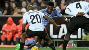 Vinicius face à Foulquier, lors de Valence-Real Madrid, le 2 mars 2024