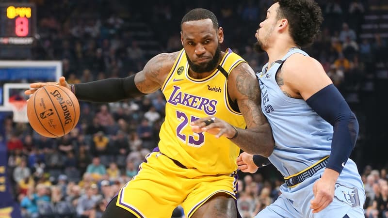 LeBron James face à Dillon Brooks