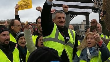 Jean Lassalle manifestant avec les gilets jaunes sur le Champs-de-Mars (Paris), 24 novembre 2018