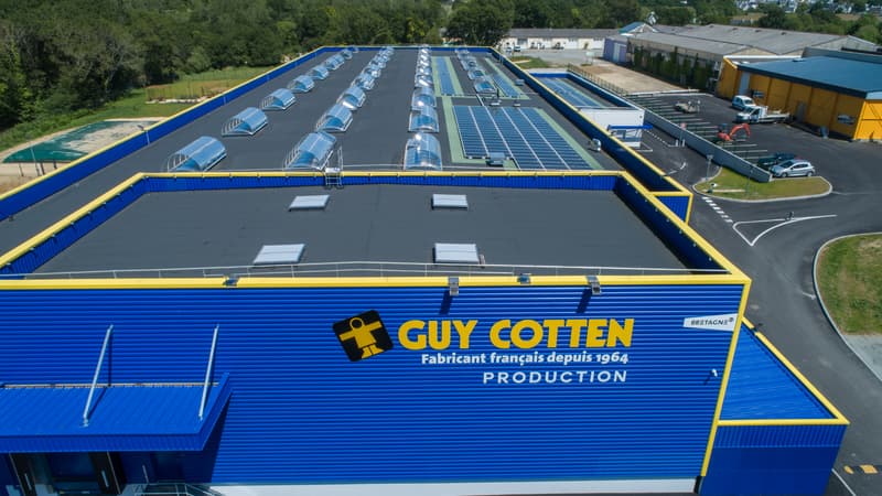 Vue aérienne du site Guy Cotten équipé de panneaux photovoltaïques