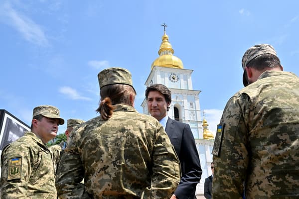 Justin Trudeau rencontre des soldats ukrainiens place Saint-Michel, à Kiev, le 10 juin 2023

