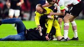 Marko Dmitrovic face à un supporter du PSV en Ligue Europa