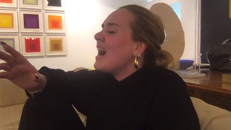 Adele dans son salon interprétant la chanson "To Be Loved"