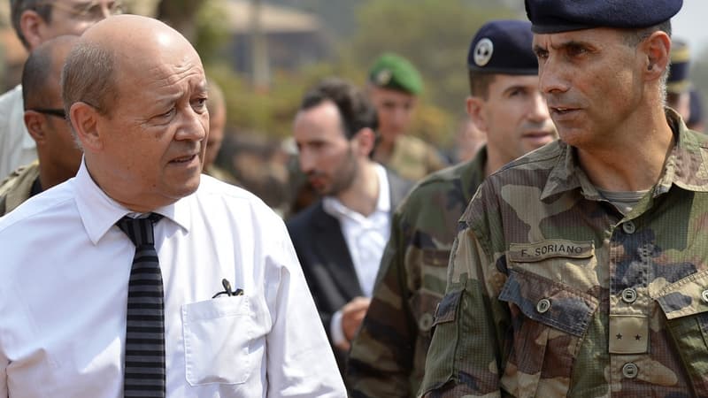 Jean-Yves Le Drian (à gauche) lors d'une précédente visite en Centrafrique, en janvier 2014.