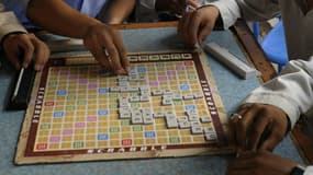 Des jeunes pakistanais jouent au Scrabble, le 2 août 2012, à la frontière entre l'Afghanistan et l'Iran
