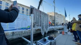 Un filet anti-pollution a été installé dans le Vieux-Port de Marseille mardi 14 décembre 2021. 