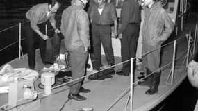 Une vedette de la douane ramène des débris de la Caravelle qui s'est abîmée en mer à quelques kilomètres du Cap d'Antibes, le 11 septembre 1968