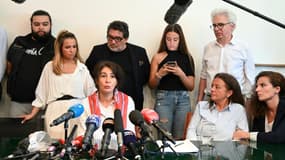Doria Chouviat (centre), veuve de Cédric Chouviat, lors d'un point de presse à Paris le 23 juin 2020
