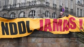 Les opposants de l'aéroport de Notre-Dame-des-Landes déploient une banderole dans le centre-ville de Rennes 