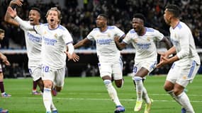 La joie du milieu de terrain croate du Real Madrid, Luka Modric, après avoir marqué à domicile contre la Real Sociedad, lors de la 27e journée de Liga, e 5 mai 2022 au Stade Santiago-Bernabeu