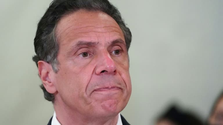 Le gouverneur de l'Etat de New York Andrew Cuomo, dans le Bronx à New York, le 26 mars 2021