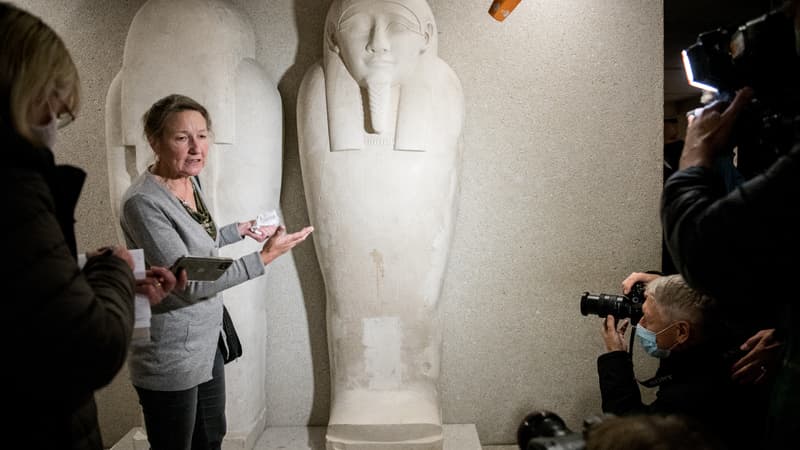 Friederike Seyfried, directrice du musée égyptien de Berlin, montrant les dommages causés par une "substance huileuse" sur des sculptures, le 21 octobre 2020.