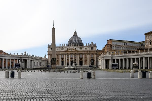 La place Saint-Pierre et sa basilique vidées de ses touristes, le 10 mars 2020. La place Saint-Pierre et sa basilique vidées de ses touristes, le 10 mars 2020.