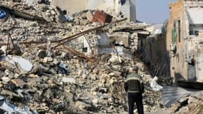 Un Syrien au milieu d'un quartier détruit le 19 janvier 2017 à Alep