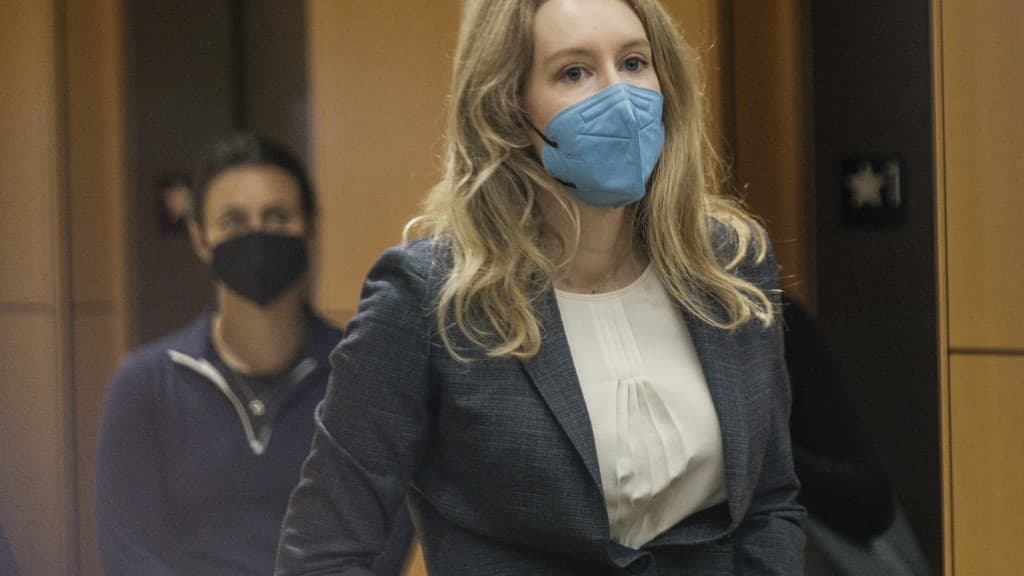 Qui est Elizabeth Holmes, l'"arnaqueuse" de la Silicon Valley?