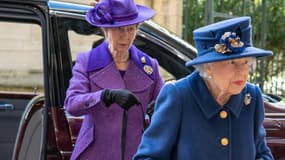 La reine Elizabeth, avec une canne, le 12 octobre 2021, à l'abbaye de Westminster.
